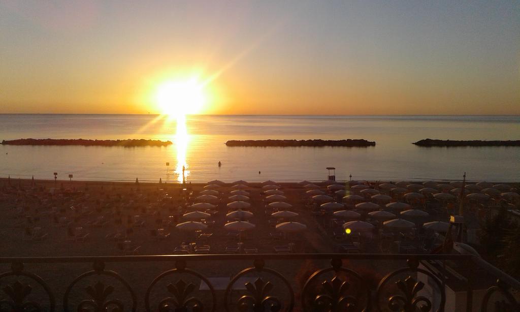 Hotel Baia Marina Cupra Marittima Buitenkant foto